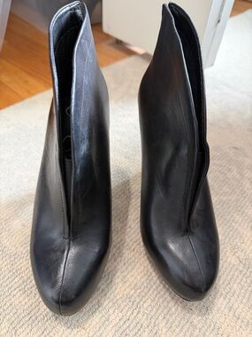 Jessica Simpson Women's Black Leather Ankle Boots - Sleek Front-Zip Design